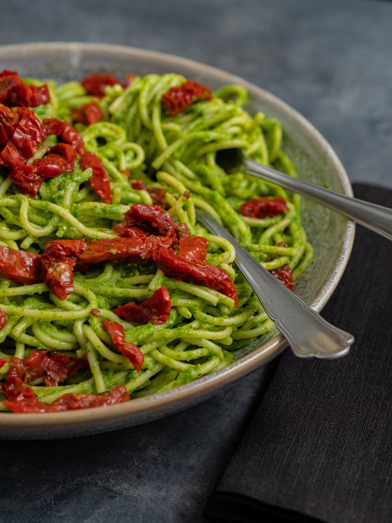 Rezept: Spaghetti mit Avocado-Rucola-Pesto und getrockneten Tomaten - ABOUT  FUEL