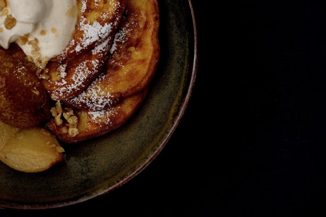 Rezept: French Toast mit Birnen und Riesling-Karamellsoße - ABOUT FUEL