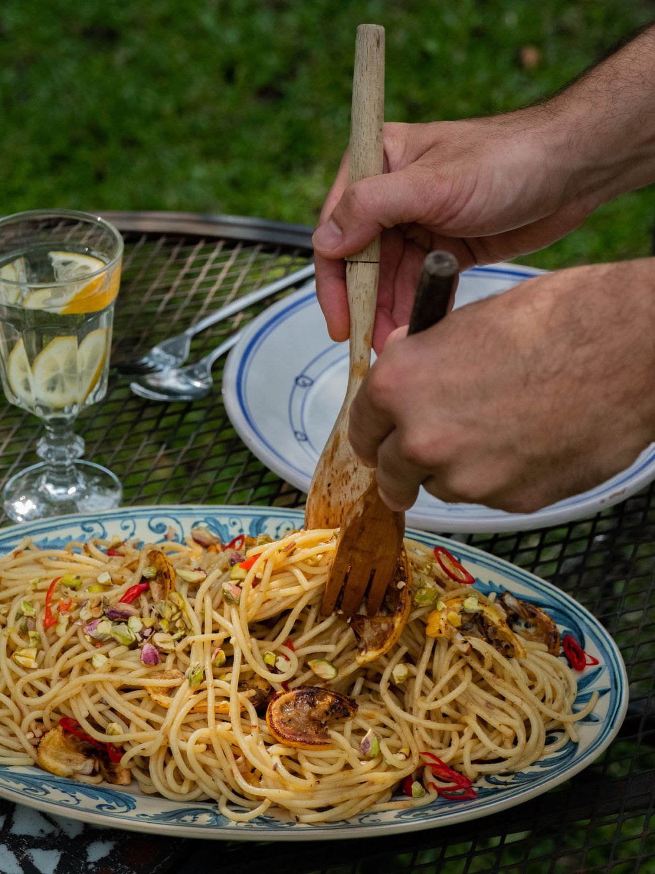 Spaghetti a la Siziliana Zitronen Knoblauch Chili Sardellen Pistazien Holzbesteck