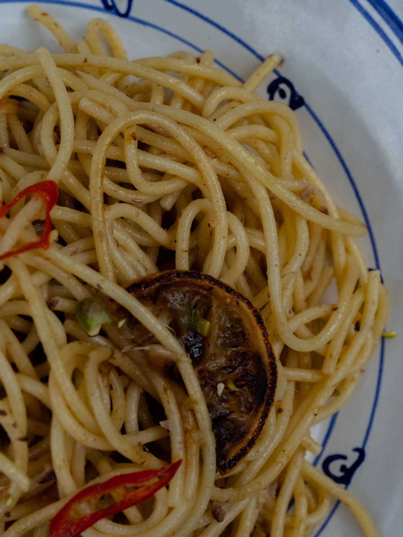 Spaghetti a la Siziliana Zitronen Knoblauch Chili Sardellen Pistazien Keramik Teller Lunch