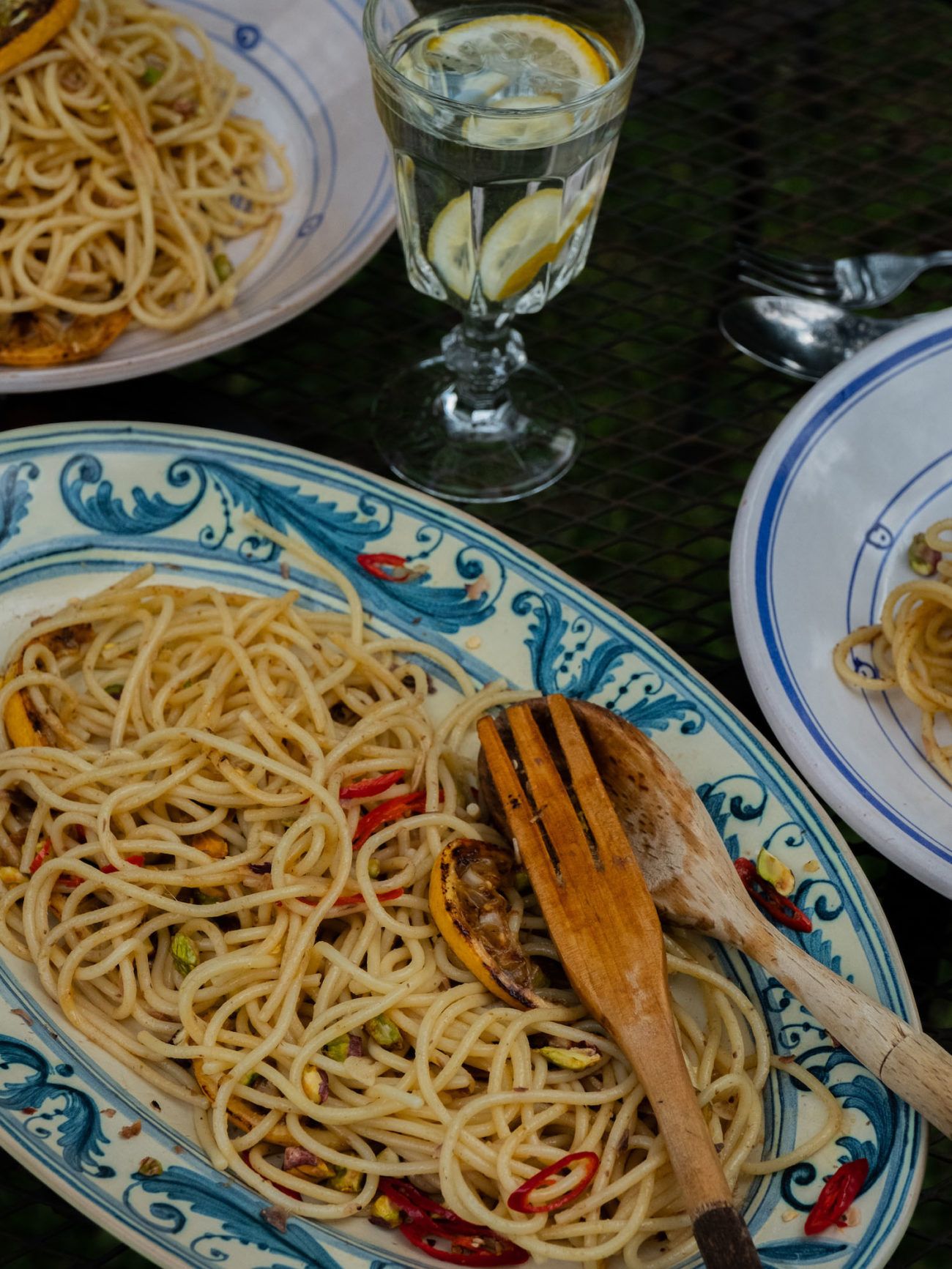 Spaghetti a la Siziliana Zitronen Knoblauch Chili Sardellen Pistazien Pasta Lunch