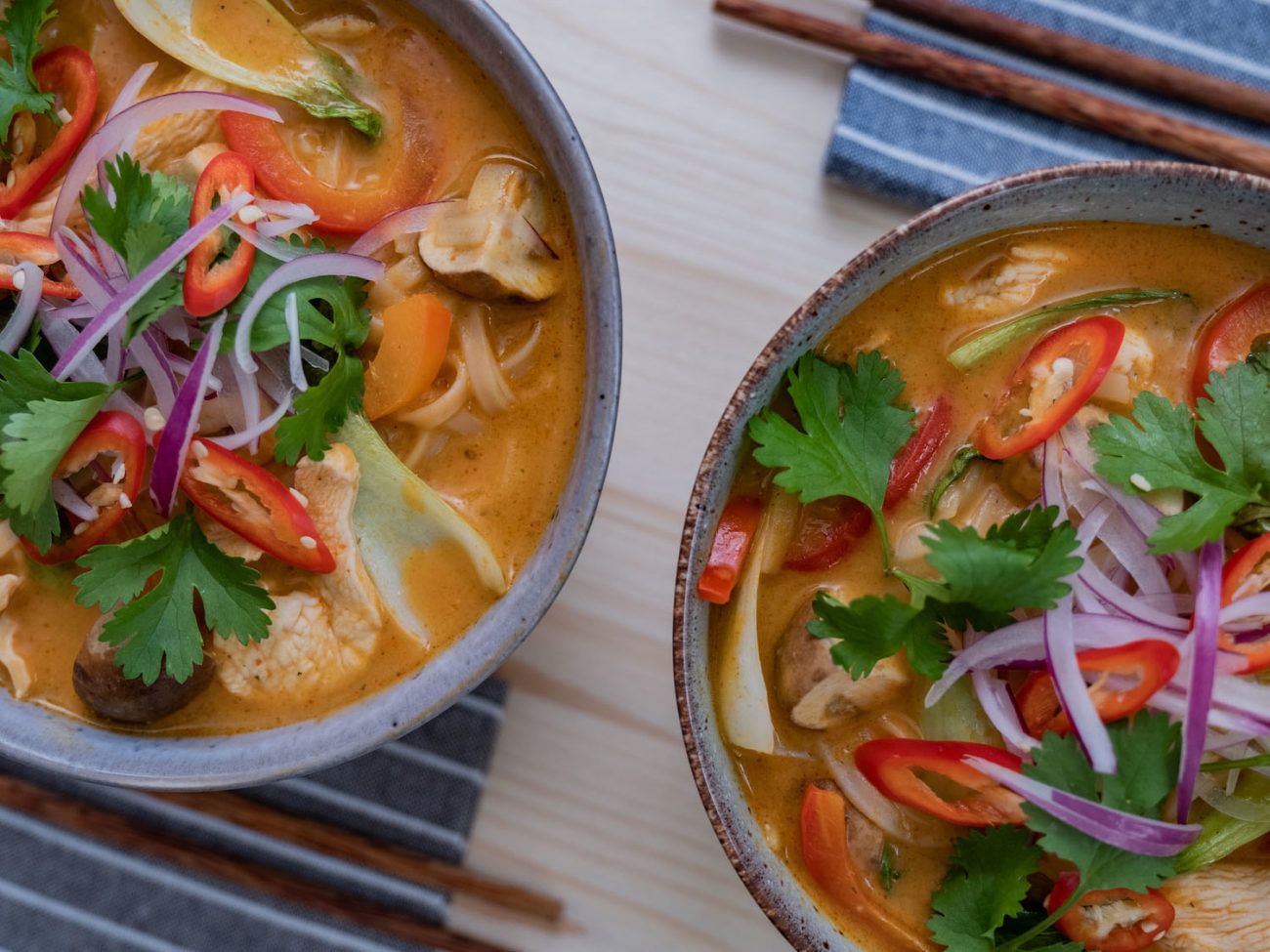 Scharfe Rote-Curry-Suppe mit Hähnchen und Reisnudeln, Stäbchen, Servietten