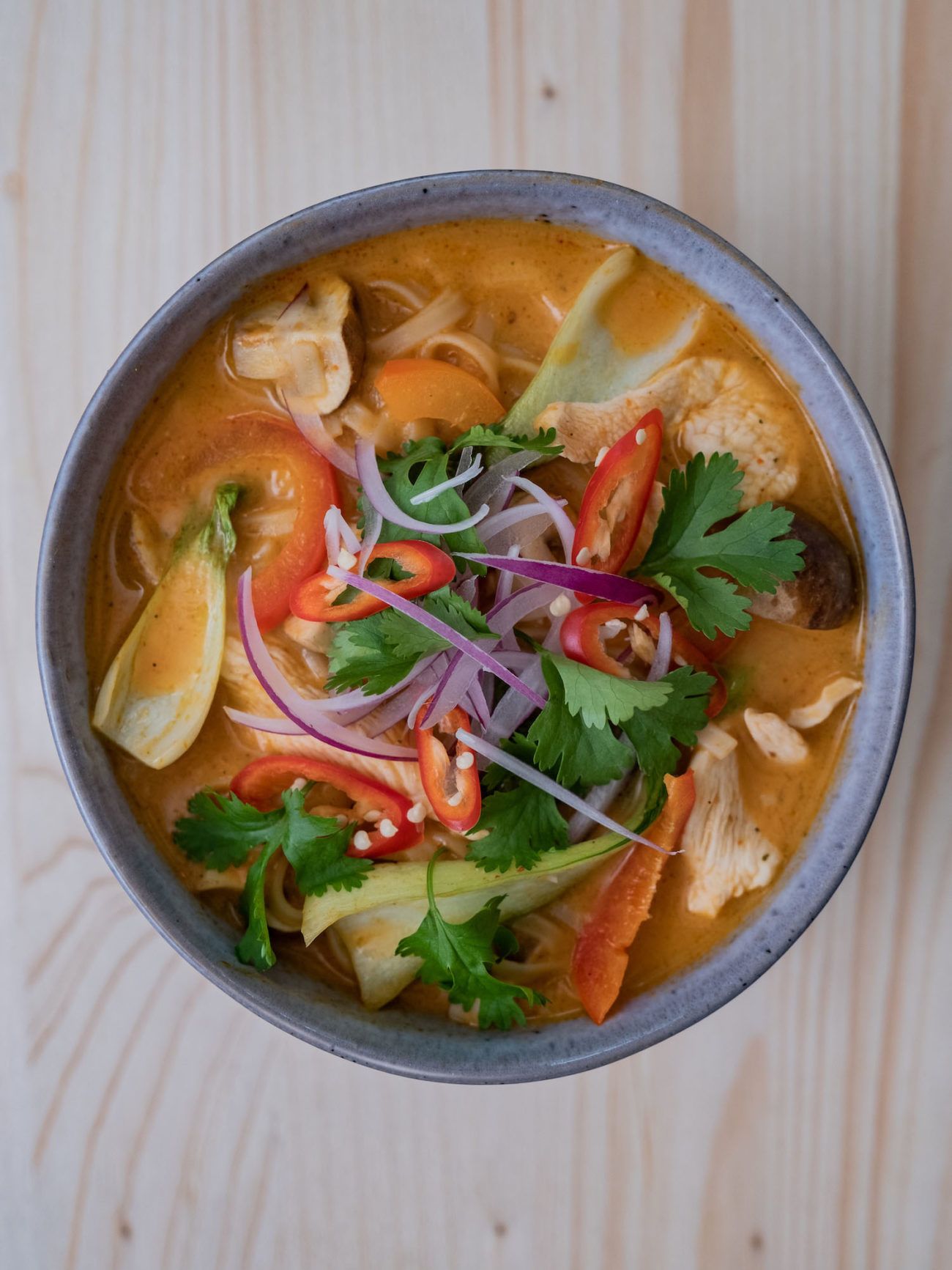 Scharfe Rote-Curry-Suppe mit Hähnchen und Reisnudeln, bowl