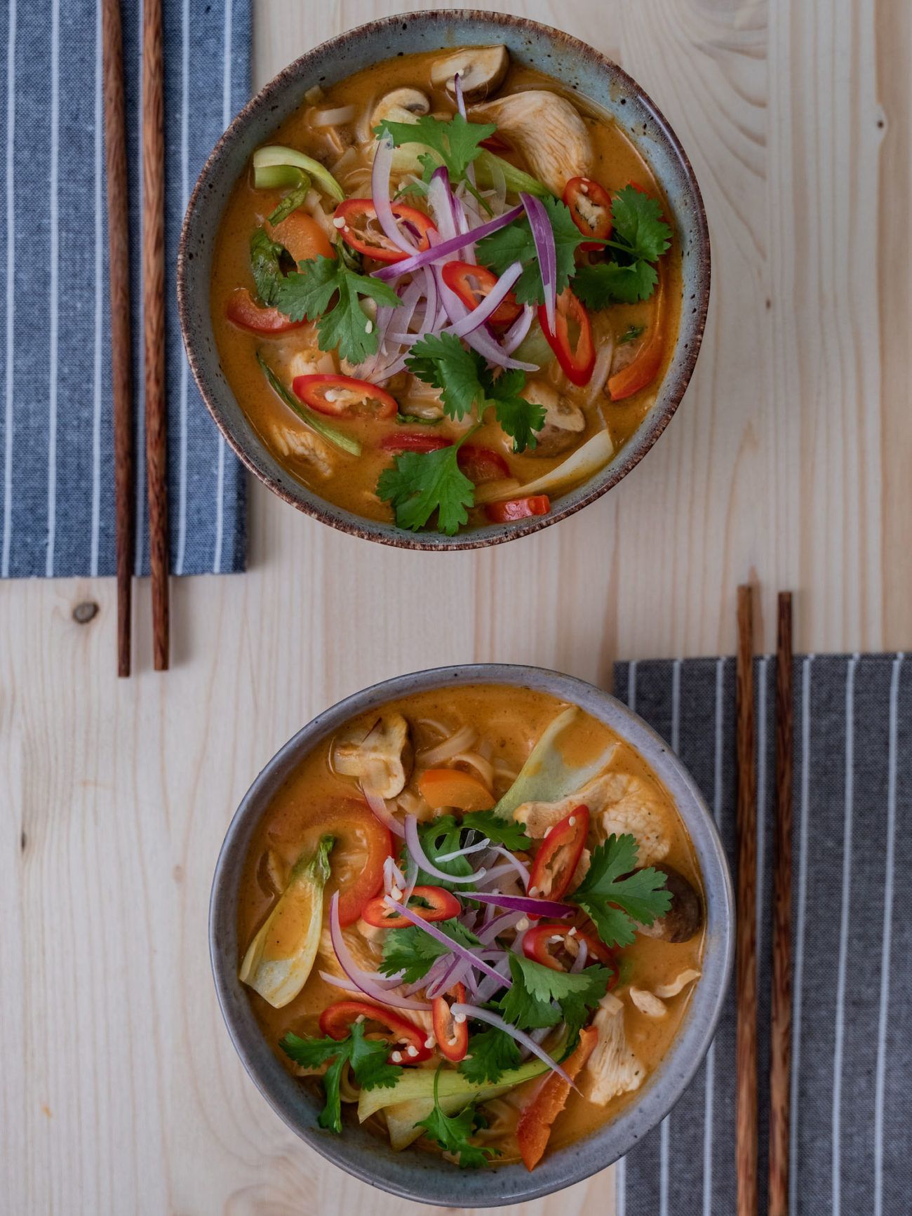 Scharfe Rote-Curry-Suppe mit Reisnudeln und Hähnchen, Stäbchen, Servietten