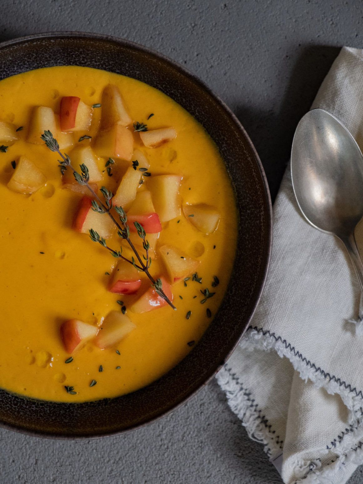 Rezept: Karottensuppe mit gebratenem Apfel - ABOUT FUEL