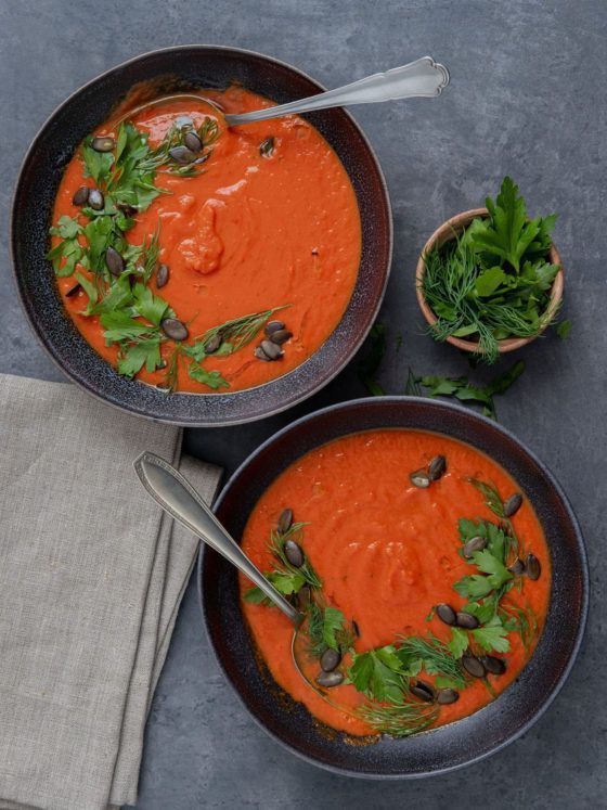 Rezept Tomaten-Kurkuma-Suppe mit Kürbiskern-Kräuter-Topping, Teller, Löffel, Kräuter