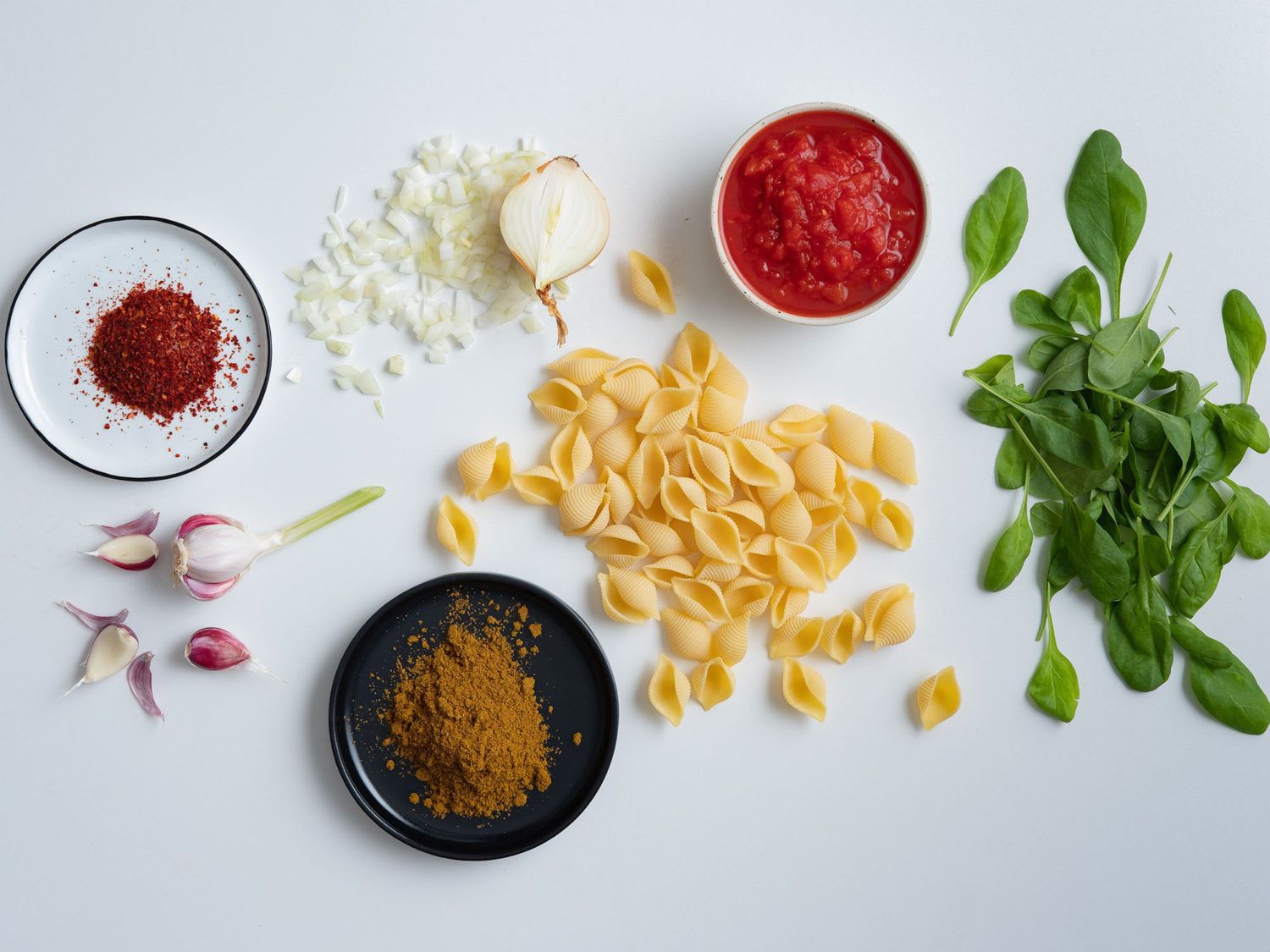 Rezept_Pasta mit Tomaten-Spinat-Sauce, Kreuzkümmel, Zwiebeln, Conchilioni, Knoblauch, Chili, Knoblauchjpg 2