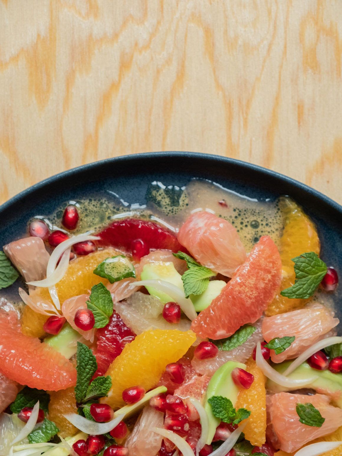 Rezept: Zitrussalat mit Avocado und Pistaziendressing - ABOUT FUEL