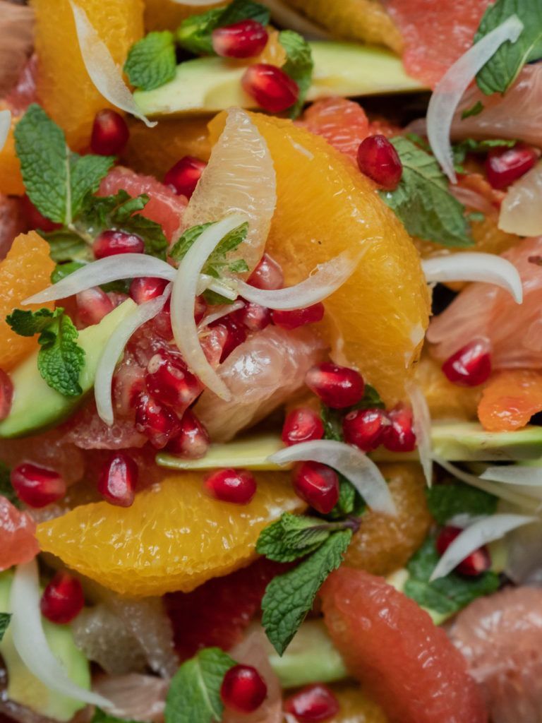 Rezept: Zitrussalat mit Avocado und Pistaziendressing - ABOUT FUEL