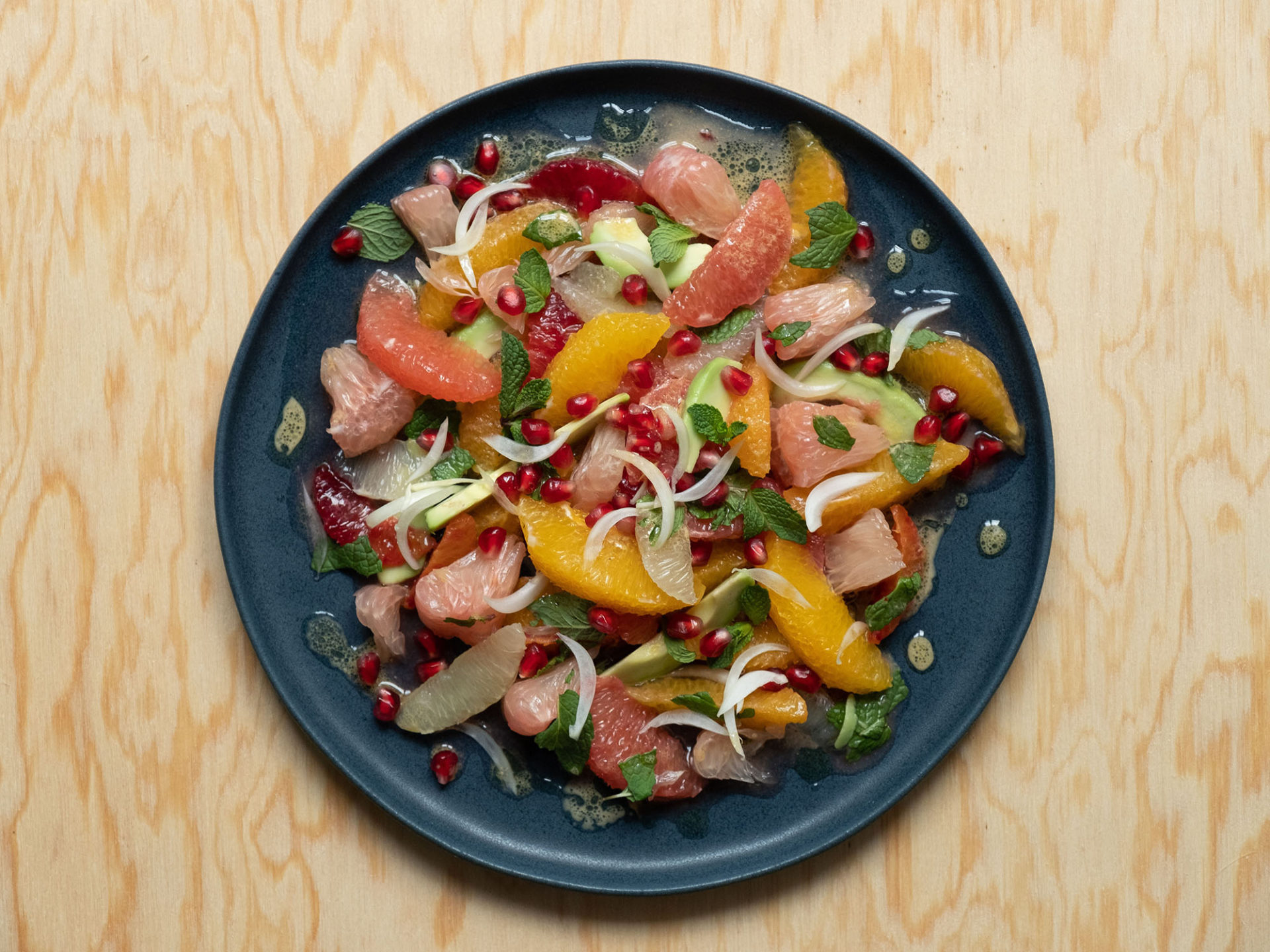 Rezept: Zitrussalat mit Avocado und Pistaziendressing - ABOUT FUEL