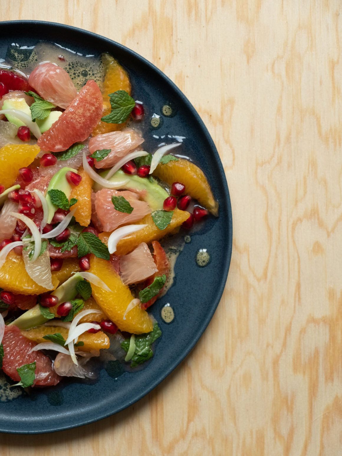 Rezept: Zitrussalat mit Avocado und Pistaziendressing - ABOUT FUEL