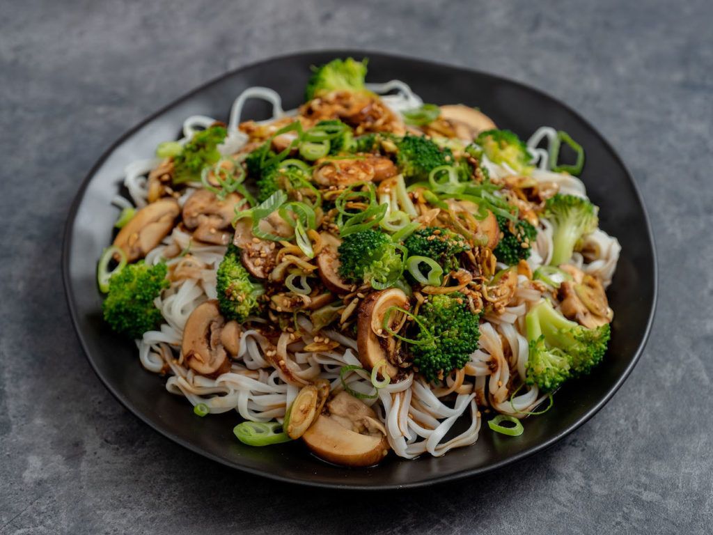 Rezept: Champignon-Brokkoli-Pfanne auf Reisnudeln - ABOUT FUEL
