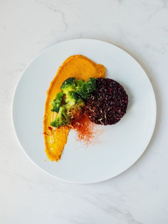 Foodblog, Rezept Kürbis Curry Püree mit zitronen Brokkoli und schwarzem Reis, Zitronenschale, Plating, Telelr_1