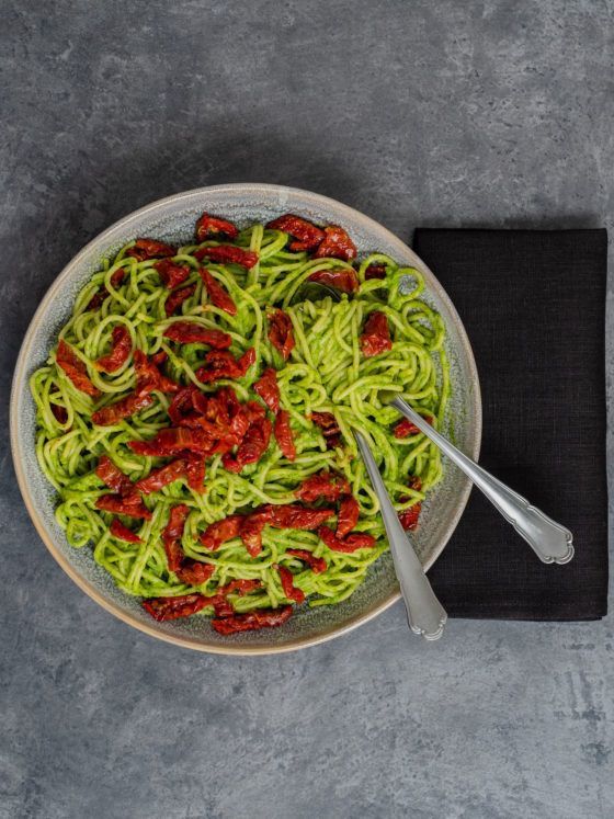 Foodblog, Rezept Spaghetti mit Avocado-Rucola-Pesto und getrockenten Tomaten, Pasta, Teller, Serviette