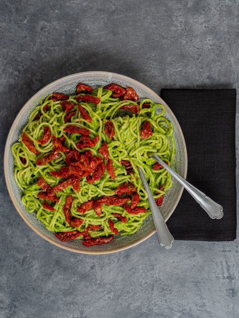 Rezept: Spaghetti mit Avocado-Rucola-Pesto und getrockneten Tomaten ...