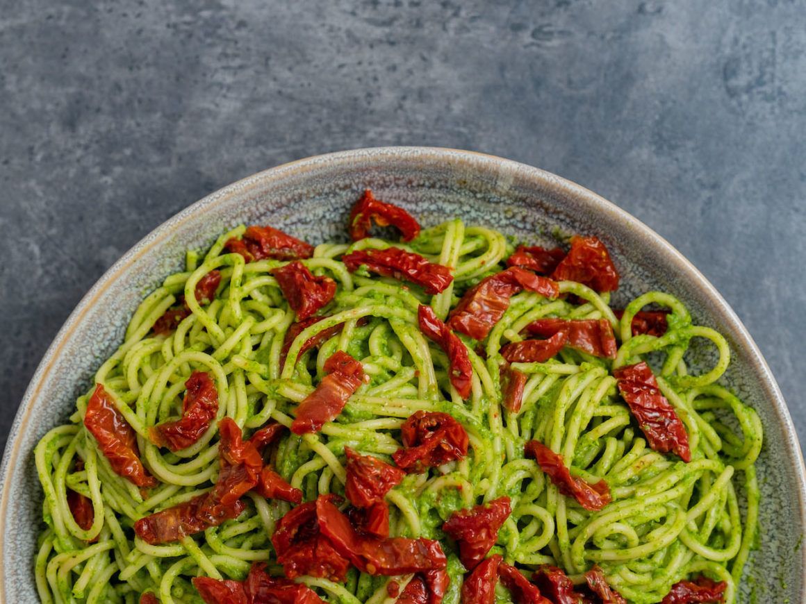 Rezept: Spaghetti mit Avocado-Rucola-Pesto und getrockneten Tomaten ... Rezept: Spaghetti mit Avocado-Rucola-Pesto und getrockneten Tomaten ...