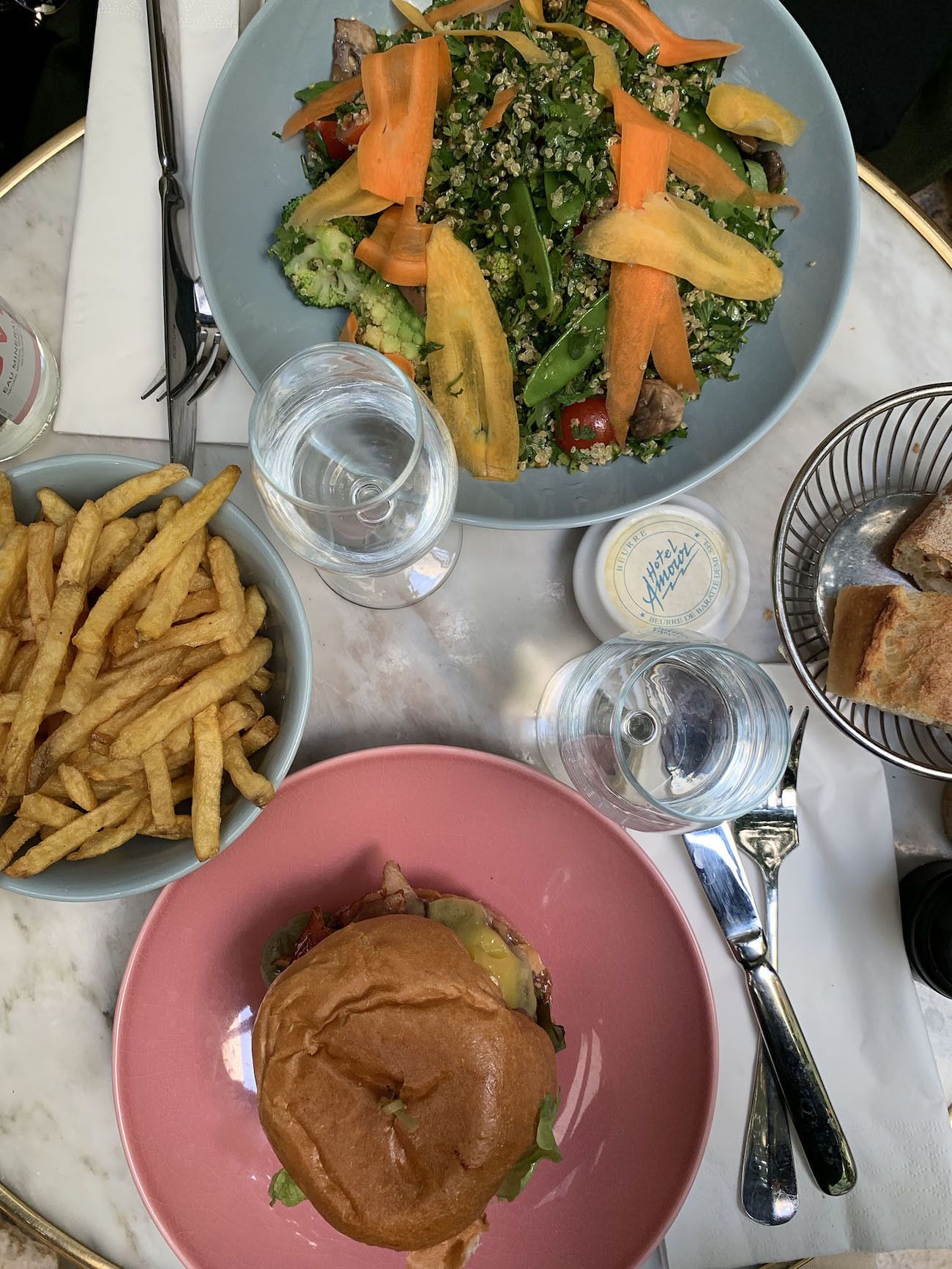 Foodblog About Fuel, Paris, Lunch, Burger, Salat