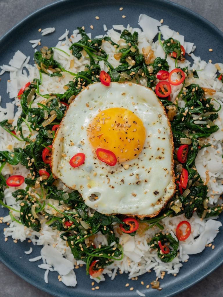 Rezept: Kokosreis mit Sesam-Spinat und Spiegelei - ABOUT FUEL
