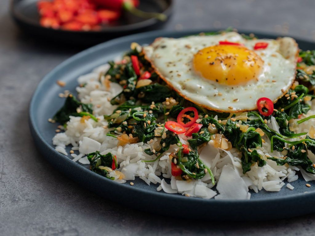 Rezept: Kokosreis mit Sesam-Spinat und Spiegelei - ABOUT FUEL