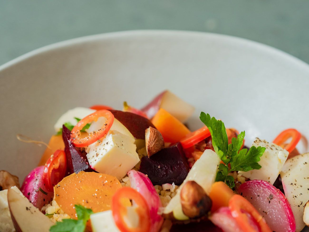 Foodblog, About Fuel, Gebackene Rote Bete und Karotten auf Bulgursalat mit Birne, Haselnüsse, Petersilie, Chili