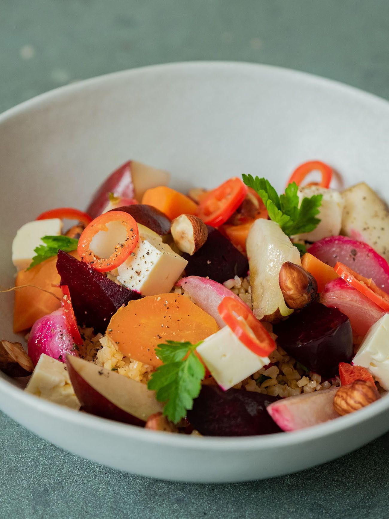 Foodblog, About Fuel, Gebackene Rote Bete und Karotten auf Bulgursalat mit Birne, Haselnüsse, Radieschen, Chili, Feta