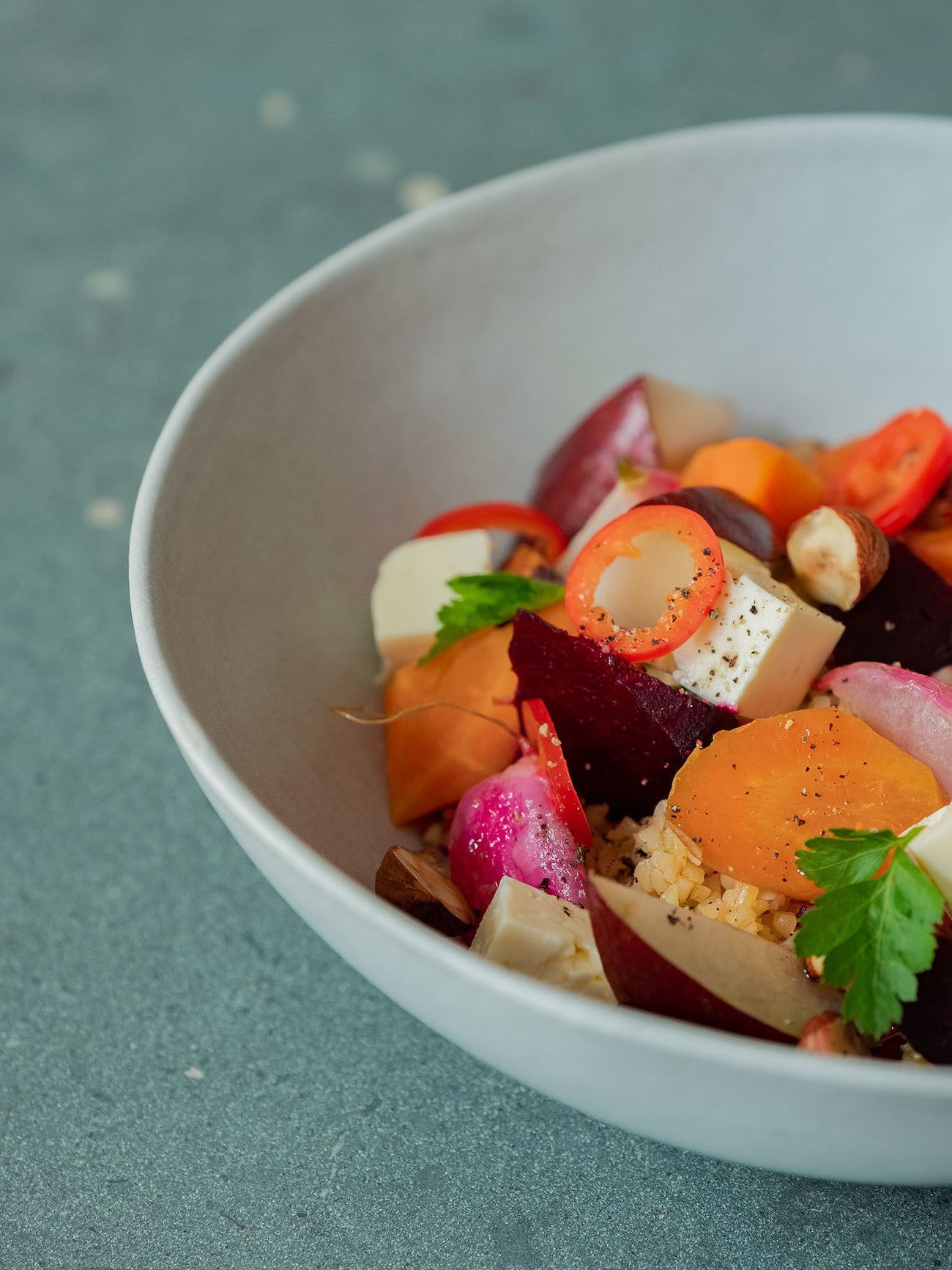 Foodblog, About Fuel, Gebackene Rote Bete und Karotten auf Bulgursalat mit Birne, Haselnüsse, Radieschen, Feta, Chili