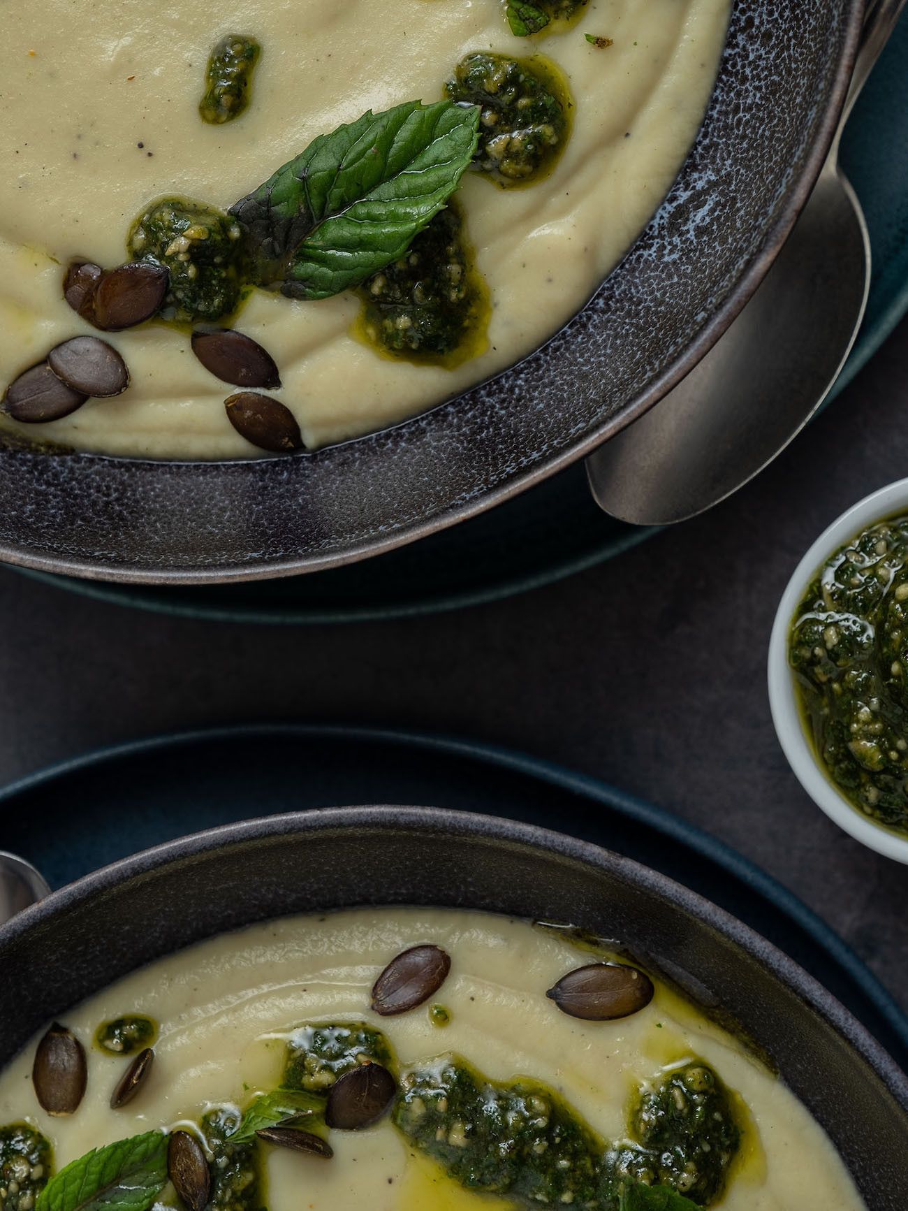 Foodblog, About Fuel, Rezept, Blumenkohlsuppe mit Sonnenblumenkern-Minz-Pesto und Kürbiskernen, Löffel, Teller