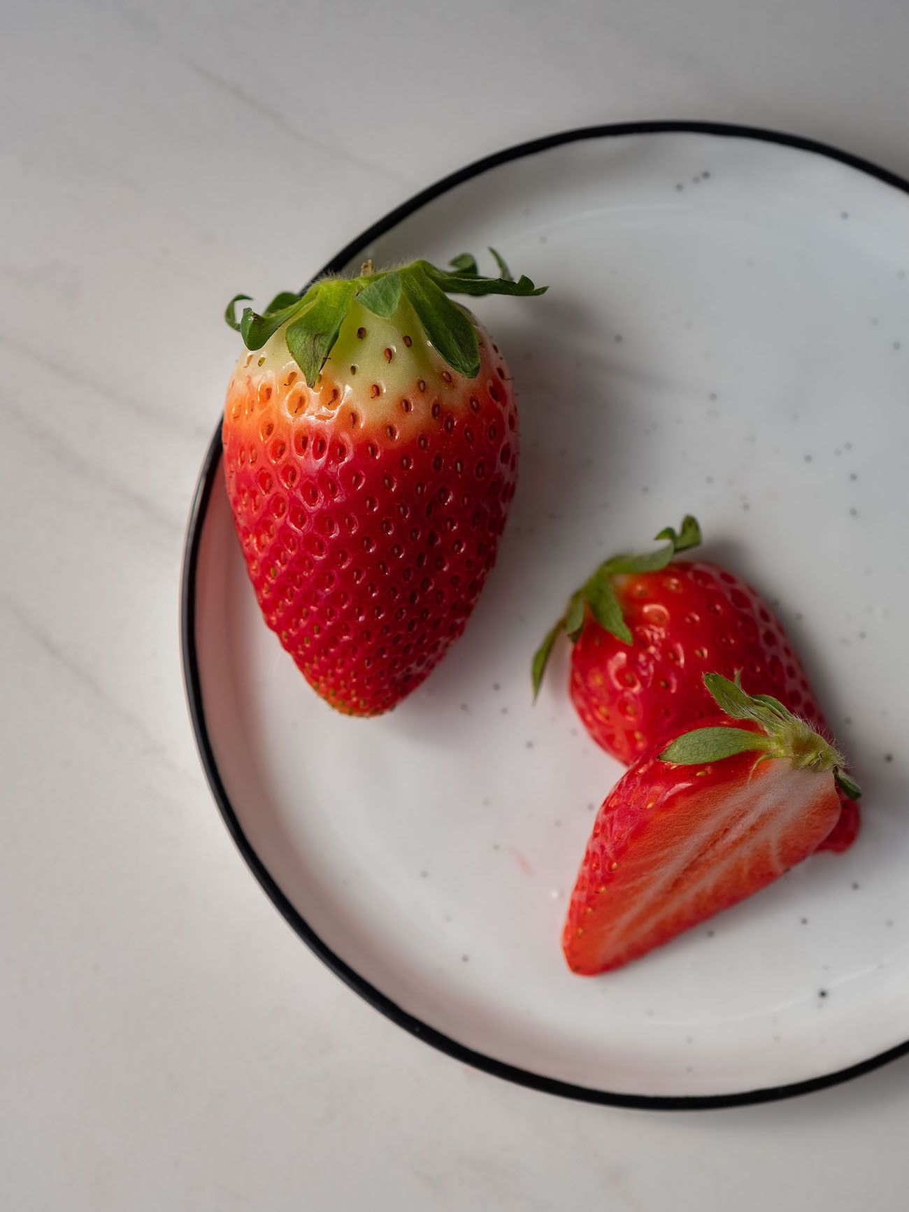 Foodblog, About Fuel, Rezept, Erdbeer-Rhabarber-Cooler, Teller, Erdbeeren