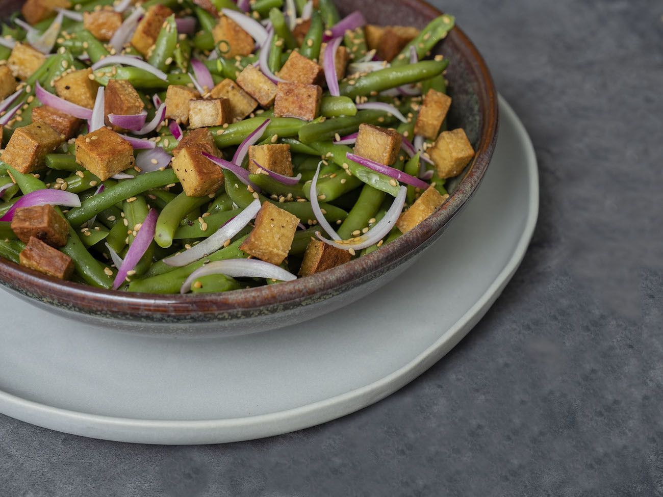 Foodblog, About Fuel, Rezept, Stangenbohnensalat mit geräuchertem Tofu, Sesam und roten Zwiebeln, Salat, Sesam