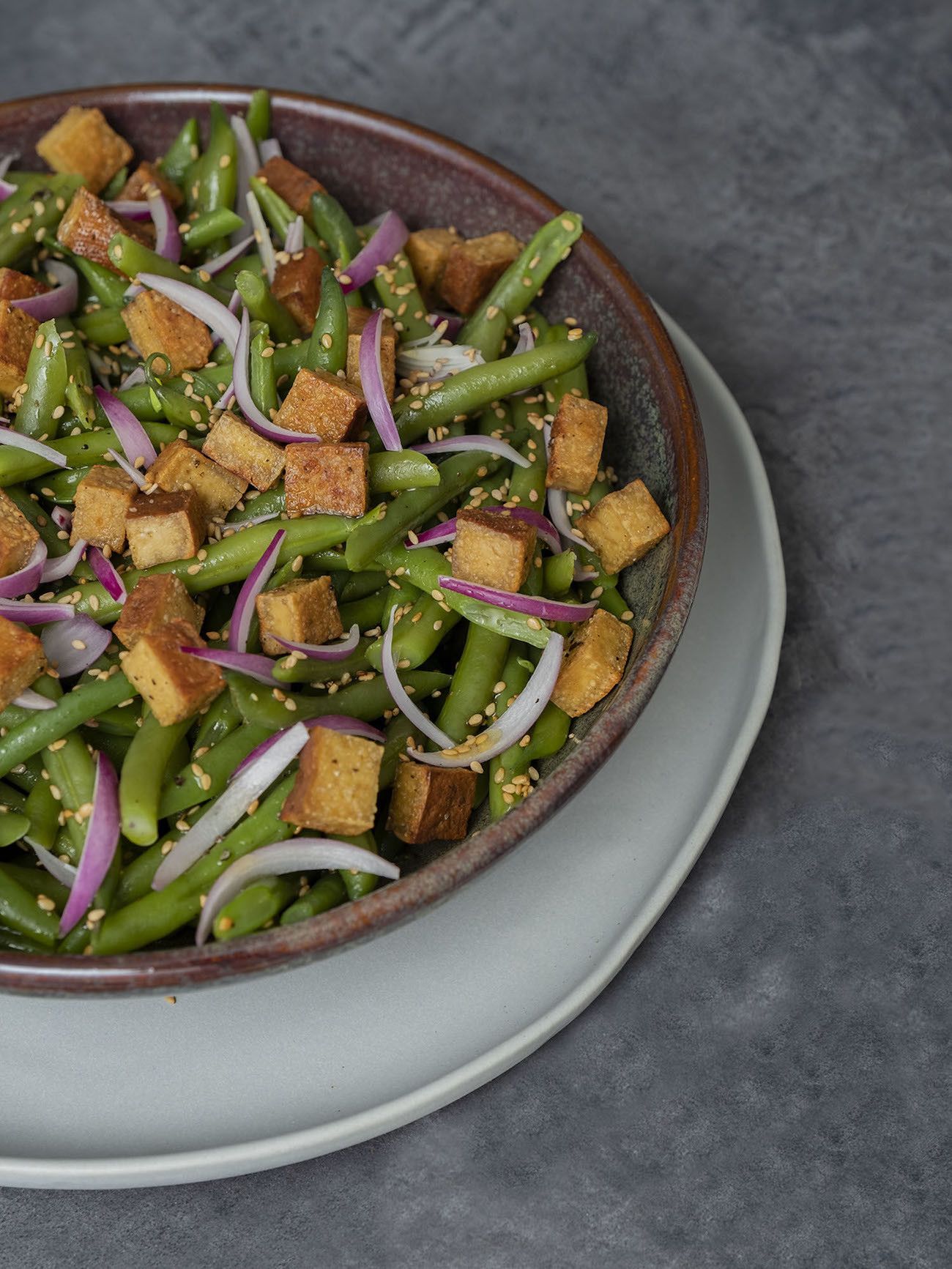 Foodblog, About Fuel, Rezept, Stangenbohnensalat mit geräuchertem Tofu, Sesam und roten Zwiebeln, Teller, Vegan, Sesam