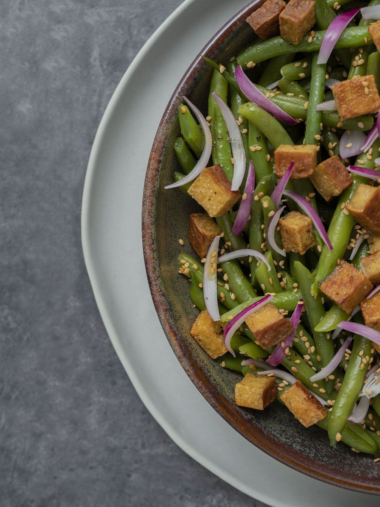Foodblog, About Fuel, Rezept, Stangenbohnensalat mit geräuchertem Tofu, Sesam und roten Zwiebeln, Tofu, Teller, Sesam