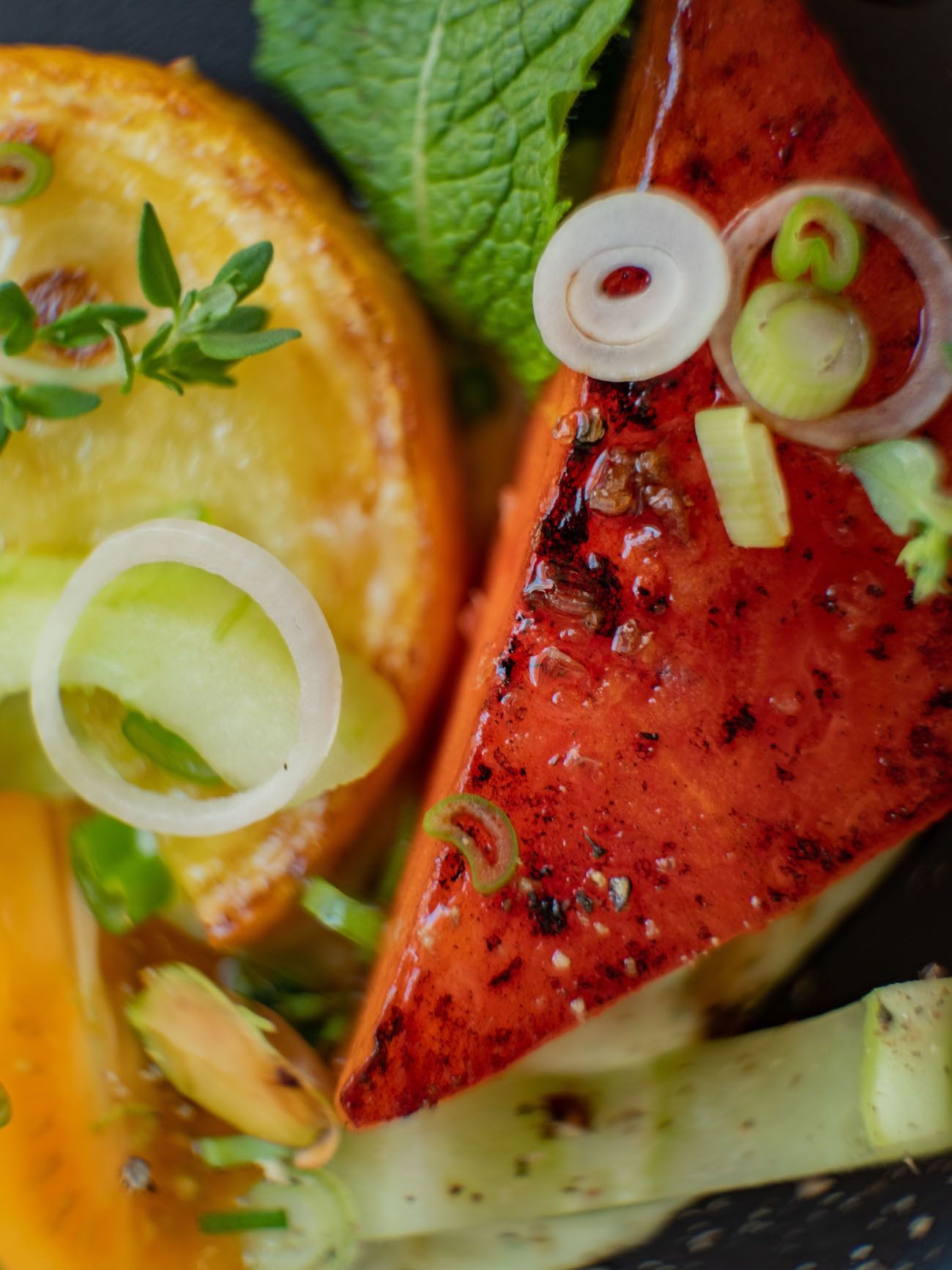 Foodblog, About Fuel, Rezept, Wassermelonensalat auf Basilikum-Feta-Creme, Frühlingszwiebeln, Zucchini, Gurken, Tomaten