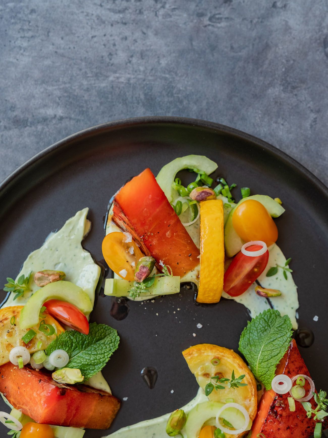 Foodblog, About Fuel, Rezept, Wassermelonensalat auf Basilikum-Feta-Creme, Tomaten, Gurken, Minze, Thymian