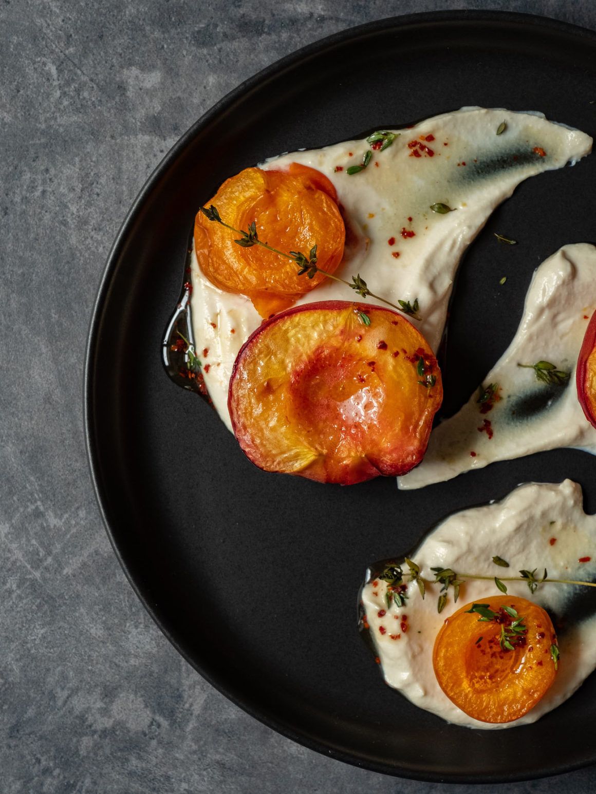 Rezept: Gebackene Pfirsiche und Aprikosen mit Thymian und Chili ...