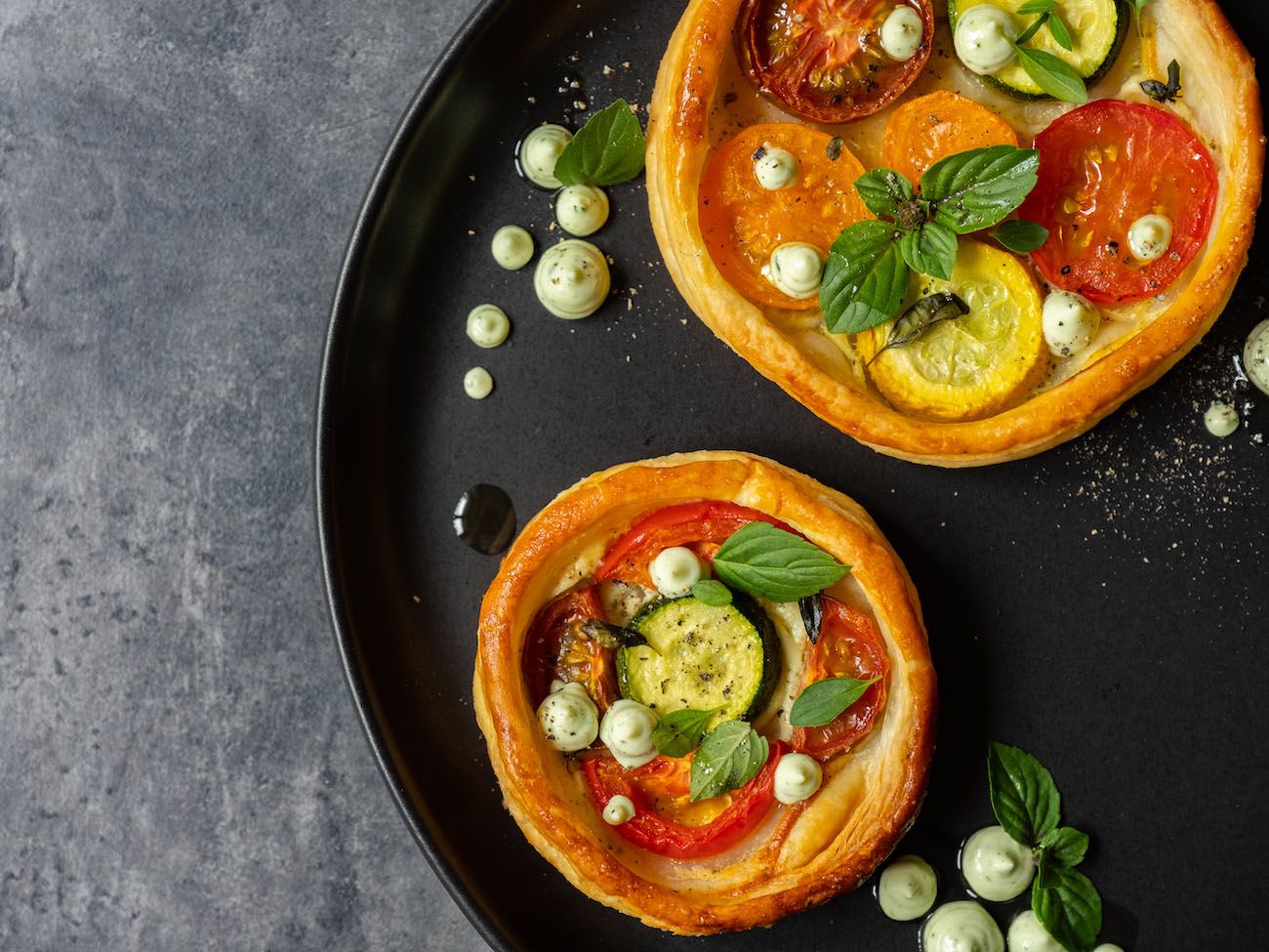 Rezept, Foodblog, About Fuel, Tomaten Zucchini Tartelettes mit Basilikum Feta Creme, Blätterteig, Pfeffer