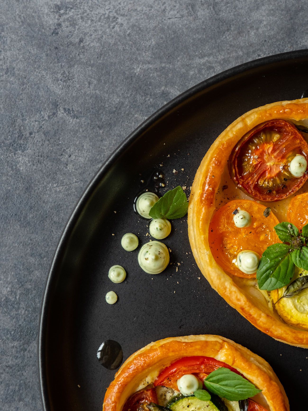 Rezept, Foodblog, About Fuel, Tomaten Zucchini Tartelettes mit Basilikum Feta Creme, Olivenöl