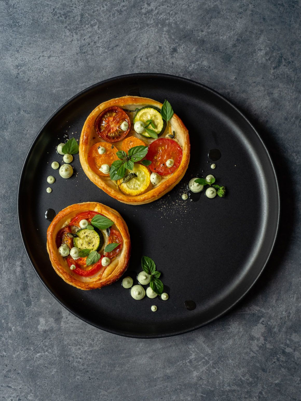 Rezept, Foodblog, About Fuel, Tomaten Zucchini Tartelettes mit Basilikum Feta Creme, Pfeffer, Oregano, Teller, Olivenöl