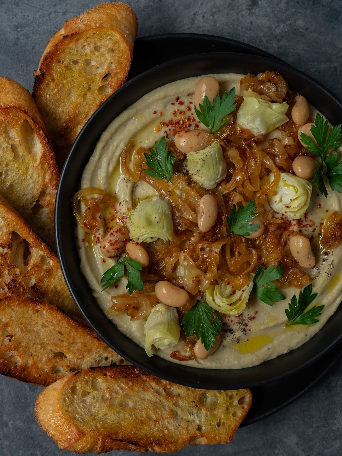 Rezept: Weiße Bohnen-Artischocken-Dip mit karamellisierten Zwiebeln ...