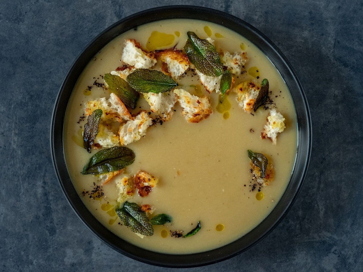 Rezept: Weiße Bohnencremesuppe mit Croutons &amp; Salbei - ABOUT FUEL