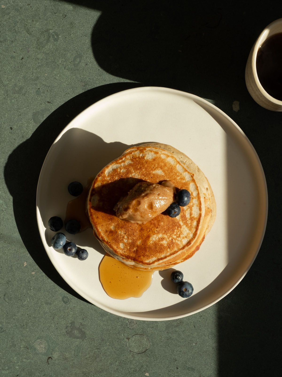 Rezept: Glutenfreie Pancakes mit Mandel-Kokos-Dattel-Aufstrich - ABOUT FUEL
