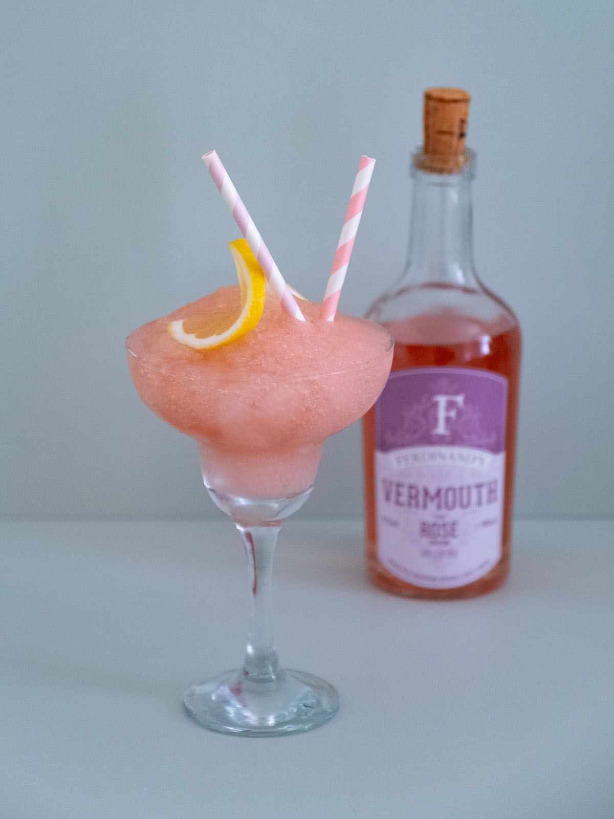 Boozy Friday Rezept: Ferdinand’s Rosé Vermouth Rhabarber frozen ...
