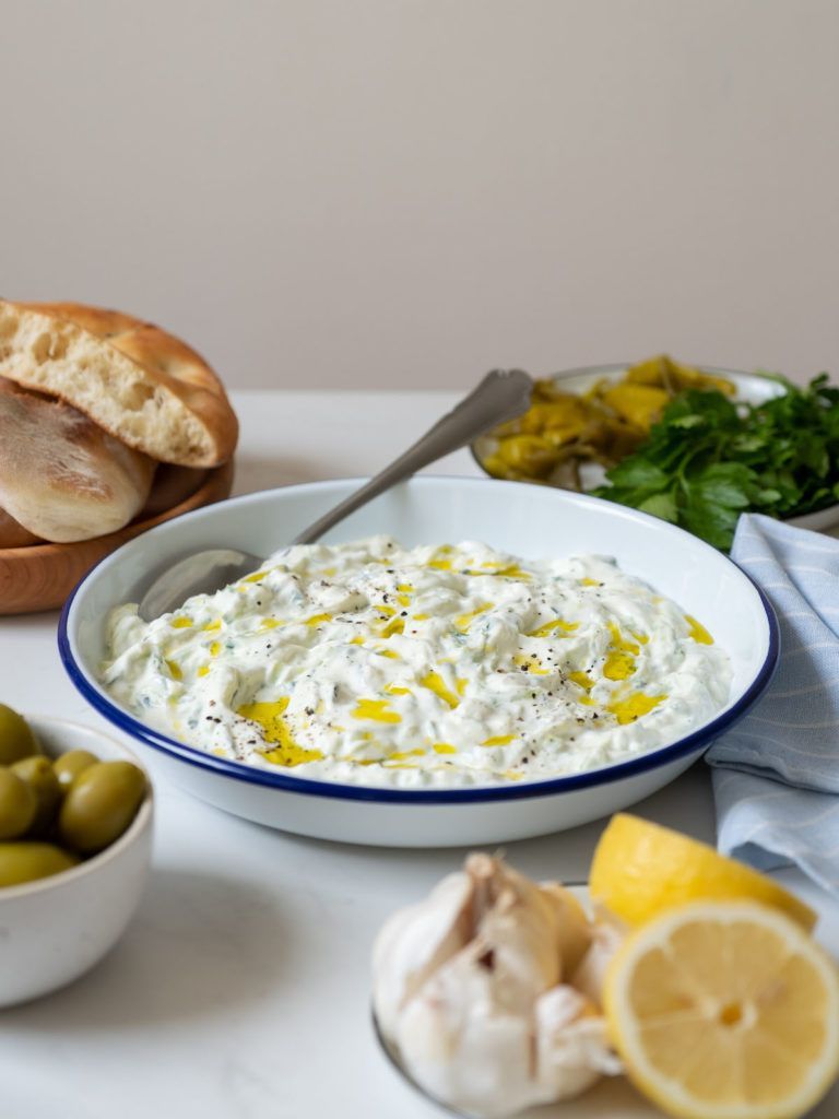 Foodblog, Rezept, About Fuel, Tsatsiki, Olivenöl, Knoblauch, Zitrone, Brot, Oliven