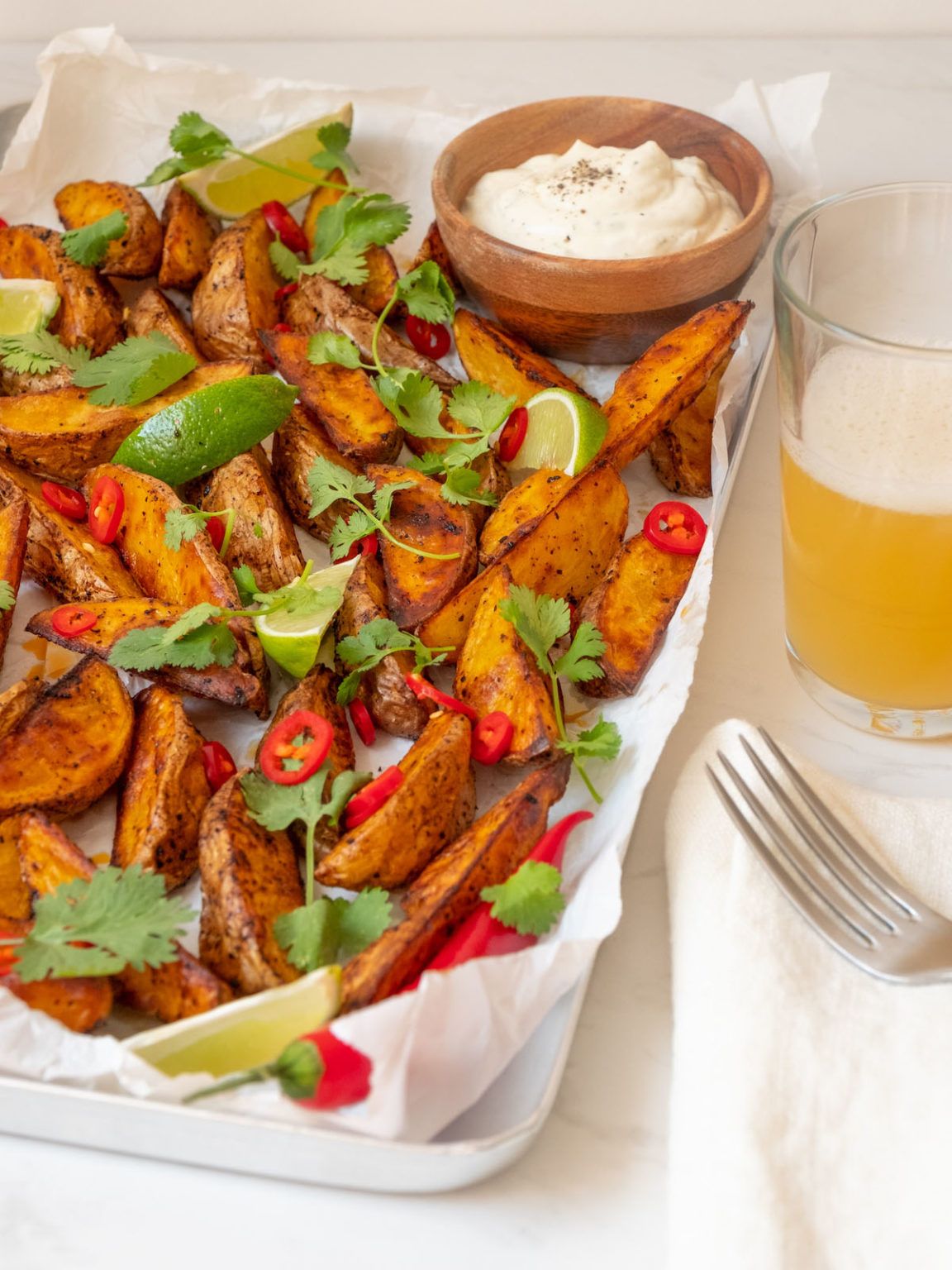 Rezept: Chipotle Kartoffel Wedges mit Limetten-Sour Cream &amp; Chili-Sesam ...