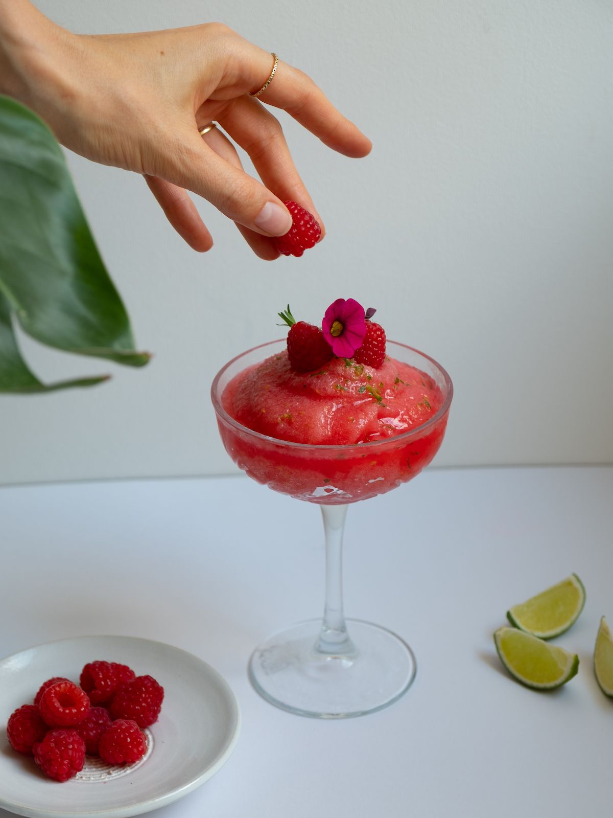 Boozy Friday Rezept: Frozen-Himbeer-Limetten-Margarita - ABOUT FUEL