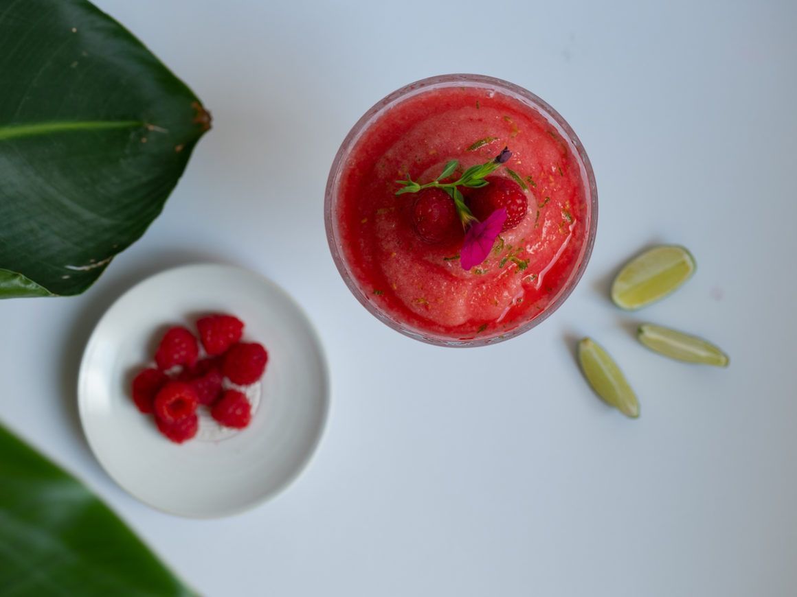 Boozy Friday Rezept: Frozen-Himbeer-Limetten-Margarita - ABOUT FUEL