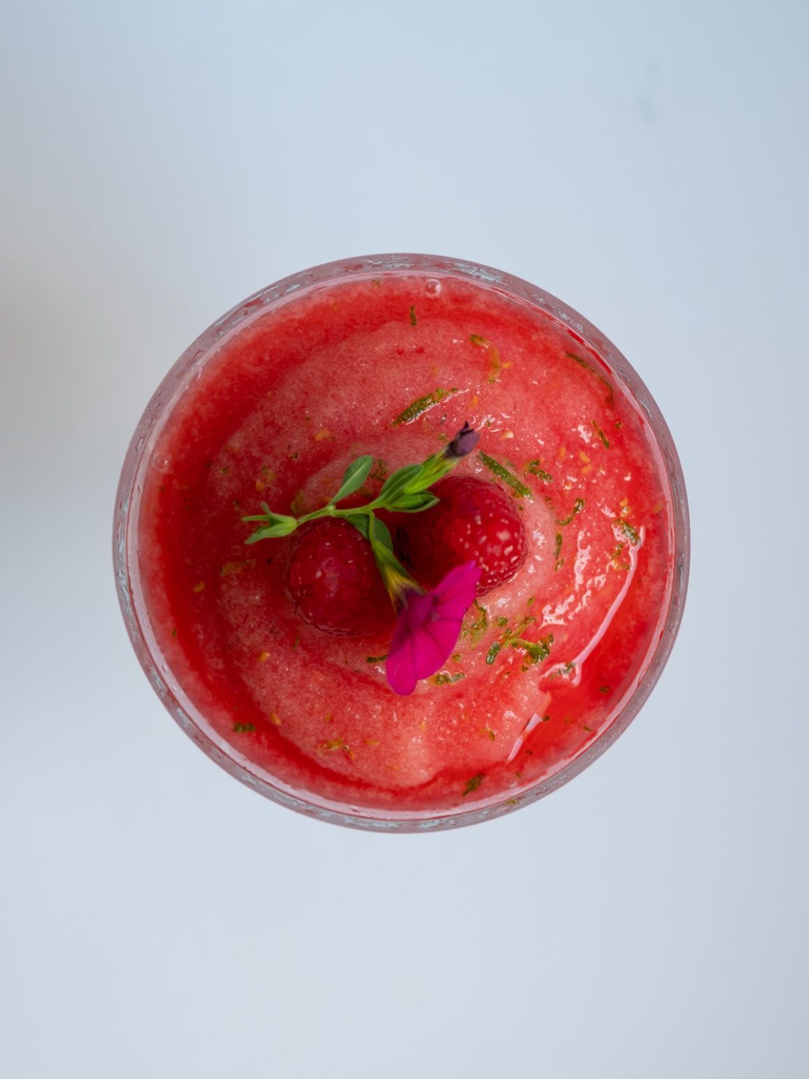 Boozy Friday Rezept: Frozen-Himbeer-Limetten-Margarita - ABOUT FUEL