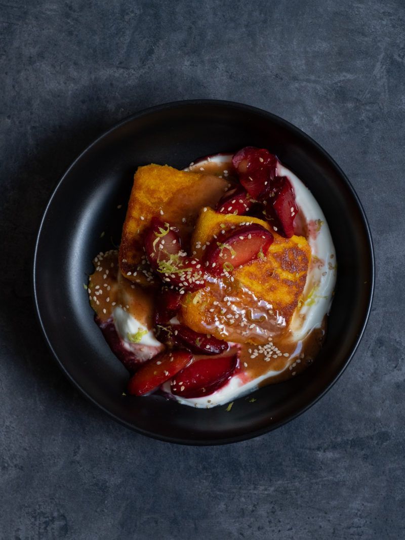Rezept: Polentaschnitten mit Kardamom-Pflaumen, Joghurt und Zimthonig ...