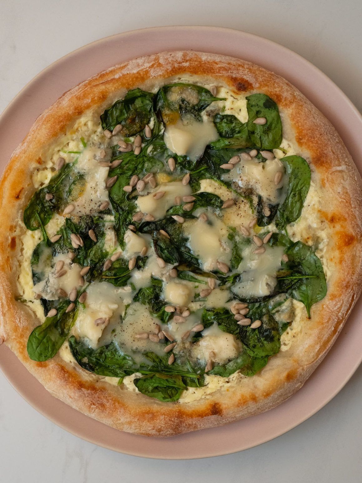 Rezept: Spinat-Pizza mit Gorgonzola und Sonnenblumenkernen - ABOUT FUEL