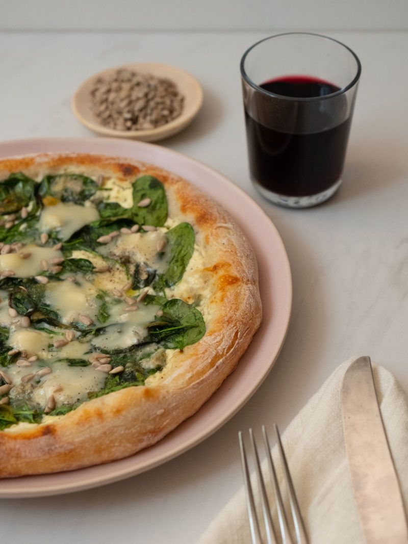 Rezept: Spinat-Pizza mit Gorgonzola und Sonnenblumenkernen - ABOUT FUEL