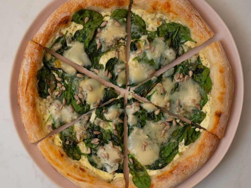 Rezept: Spinat-Pizza mit Gorgonzola und Sonnenblumenkernen - ABOUT FUEL